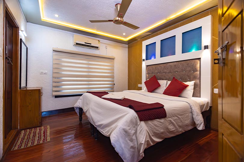 3 bedroom houeboat