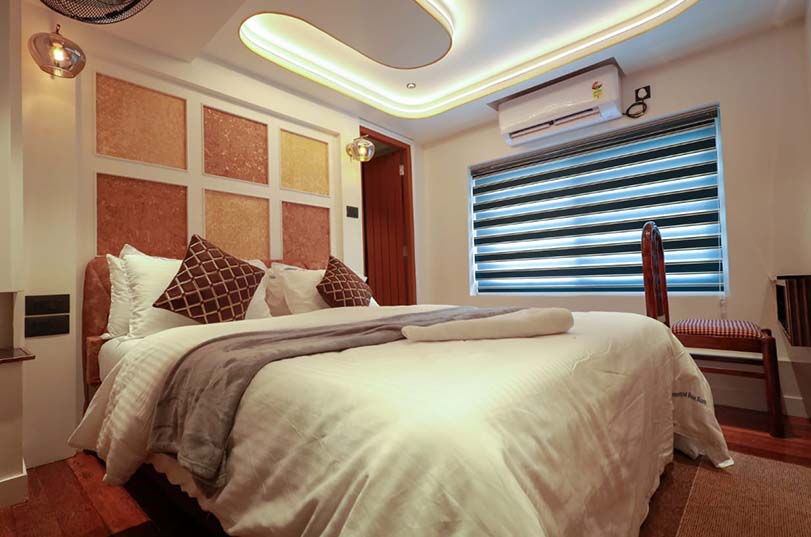 Luxury Houseboats